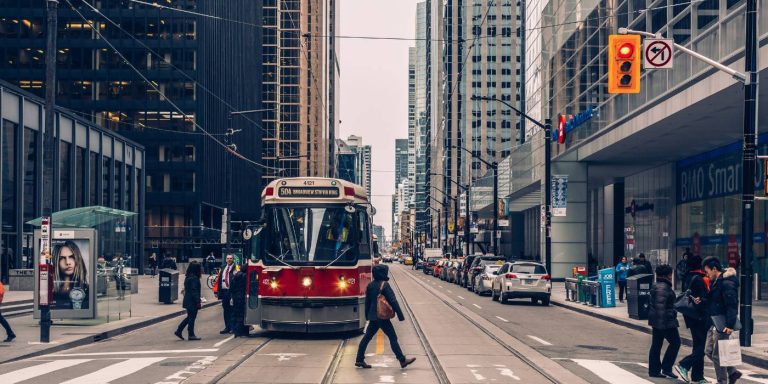 Estudiar-en-Canada-con-permiso-de-trabajo