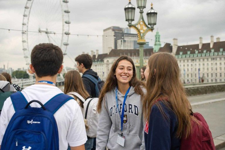 Illustration of Campamentos Londres: Guía 2026 para jóvenes